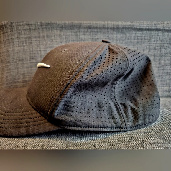 Nike Dri-Fit Performance Golf Hat - Picture 4 of 5